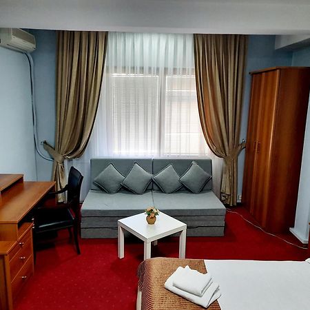Hotel Aristocrat & Fish Restaurant Скопие Стая снимка