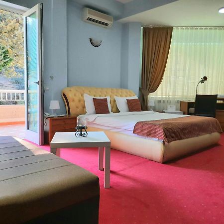 Hotel Aristocrat & Fish Restaurant Скопие Екстериор снимка