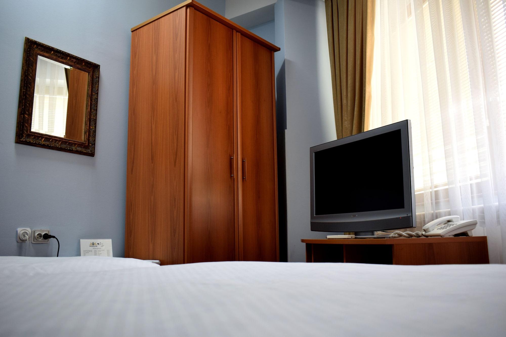 Hotel Aristocrat & Fish Restaurant Скопие Екстериор снимка