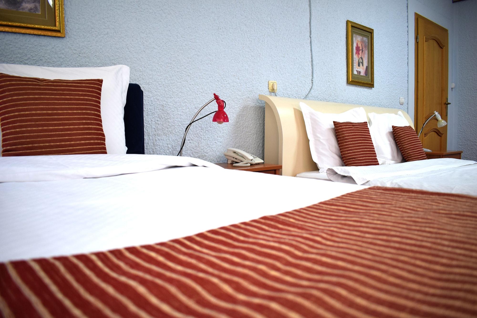 Hotel Aristocrat & Fish Restaurant Скопие Екстериор снимка