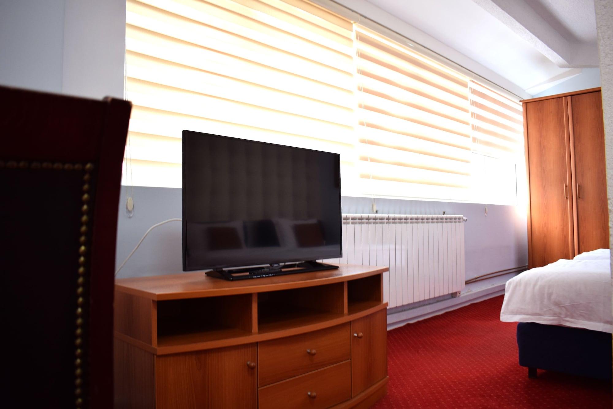 Hotel Aristocrat & Fish Restaurant Скопие Екстериор снимка