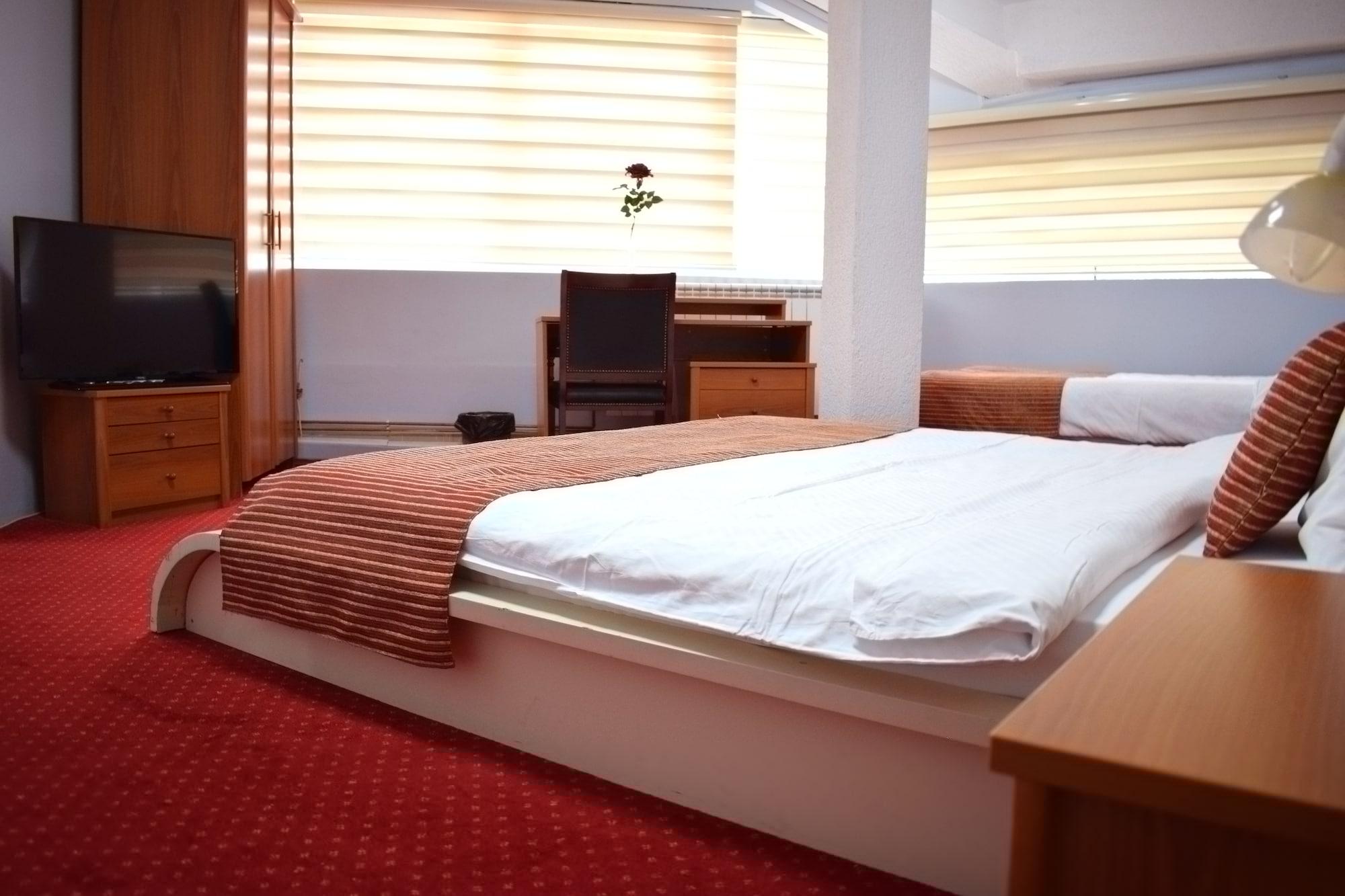 Hotel Aristocrat & Fish Restaurant Скопие Екстериор снимка