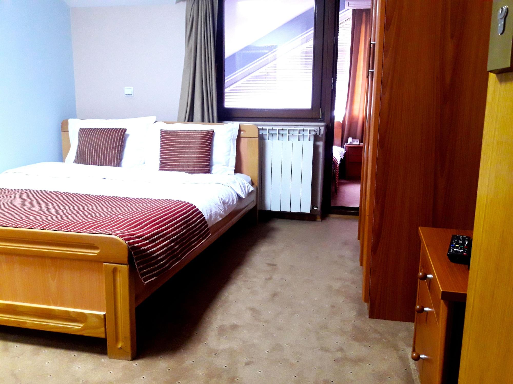 Hotel Aristocrat & Fish Restaurant Скопие Екстериор снимка