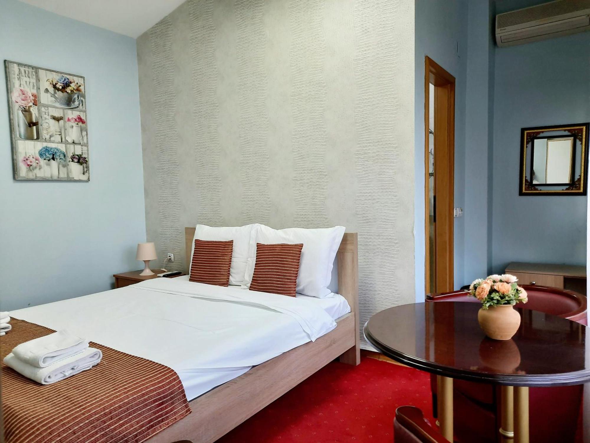 Hotel Aristocrat & Fish Restaurant Скопие Стая снимка