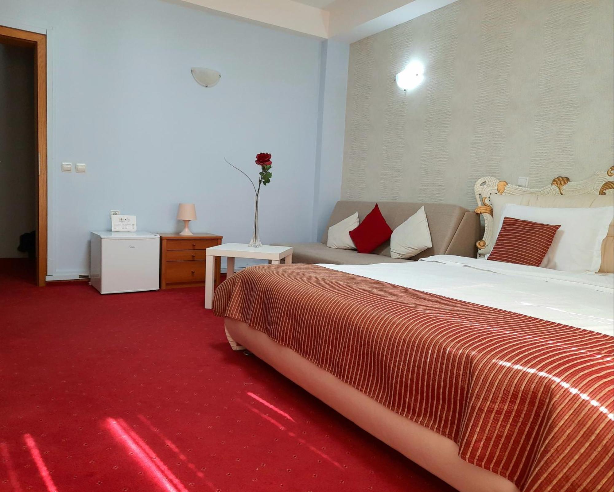 Hotel Aristocrat & Fish Restaurant Скопие Стая снимка