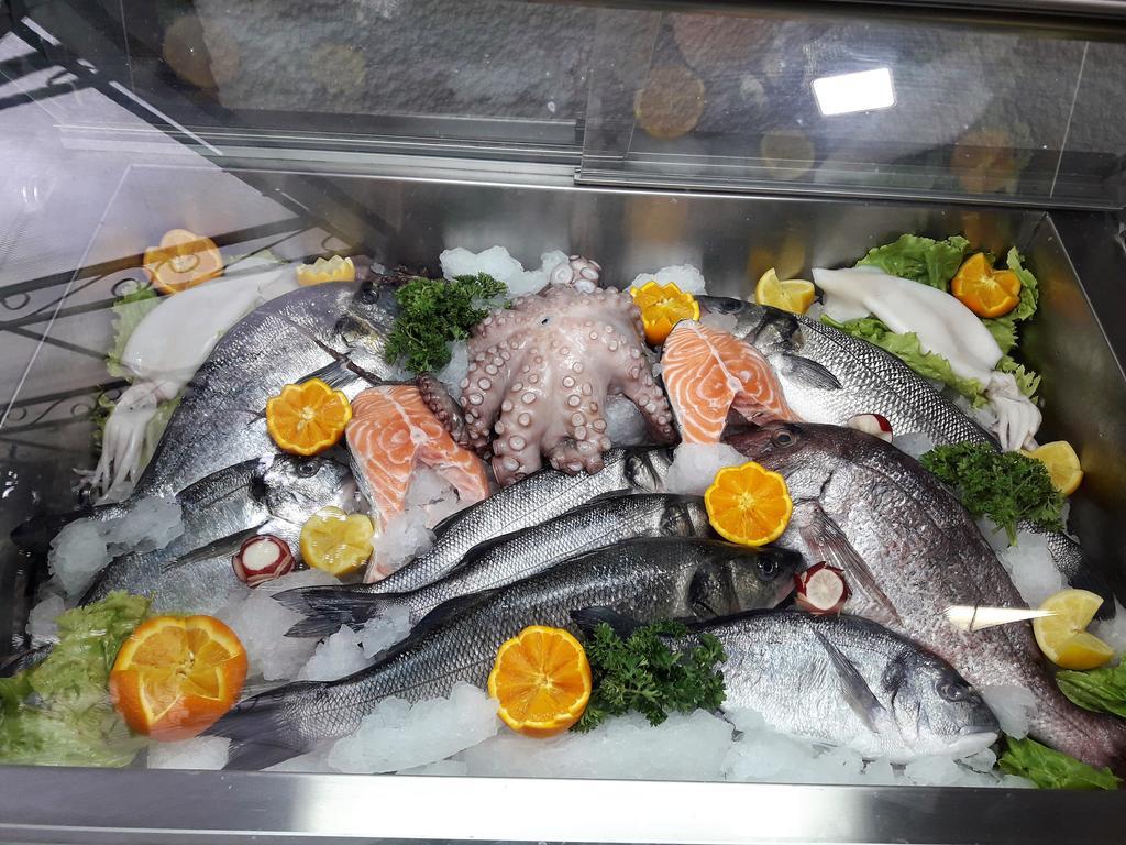 Hotel Aristocrat & Fish Restaurant Скопие Екстериор снимка