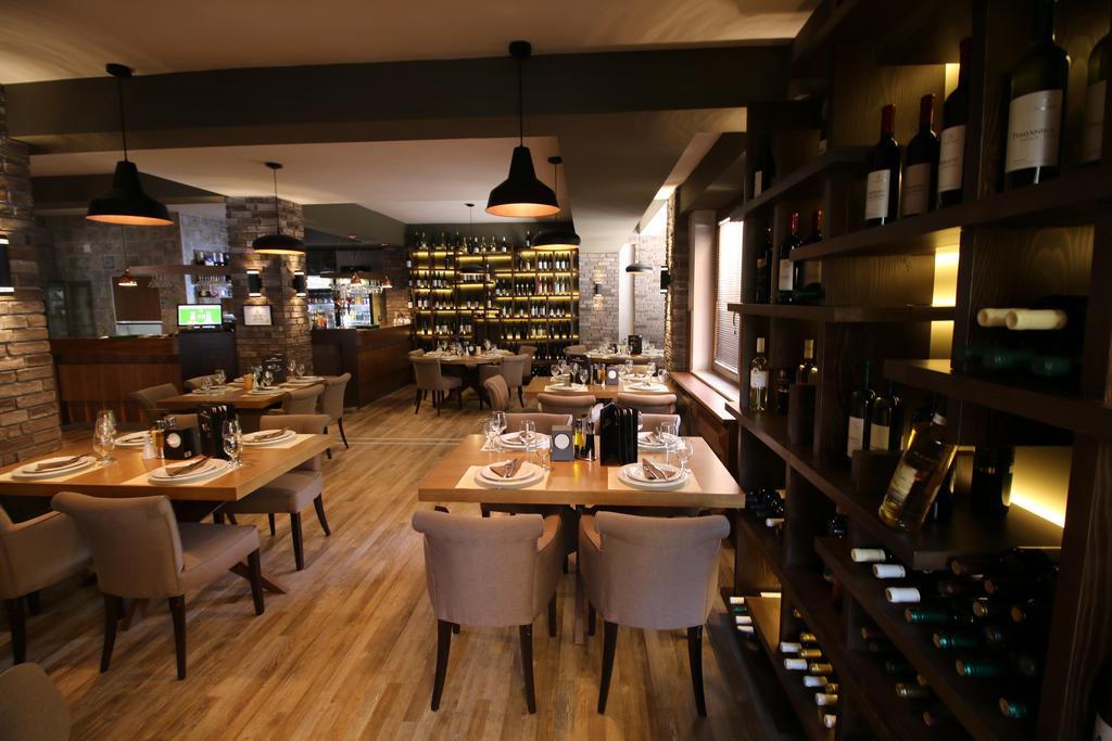 Hotel Aristocrat & Fish Restaurant Скопие Екстериор снимка