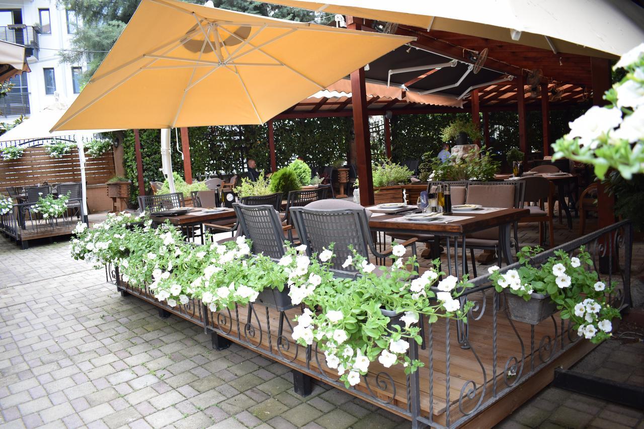 Hotel Aristocrat & Fish Restaurant Скопие Екстериор снимка