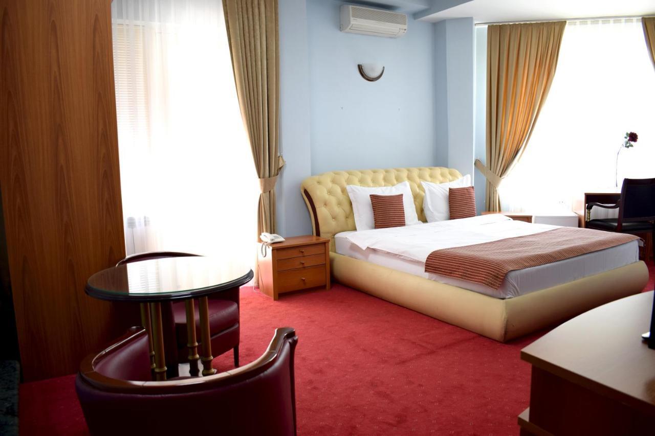 Hotel Aristocrat & Fish Restaurant Скопие Екстериор снимка
