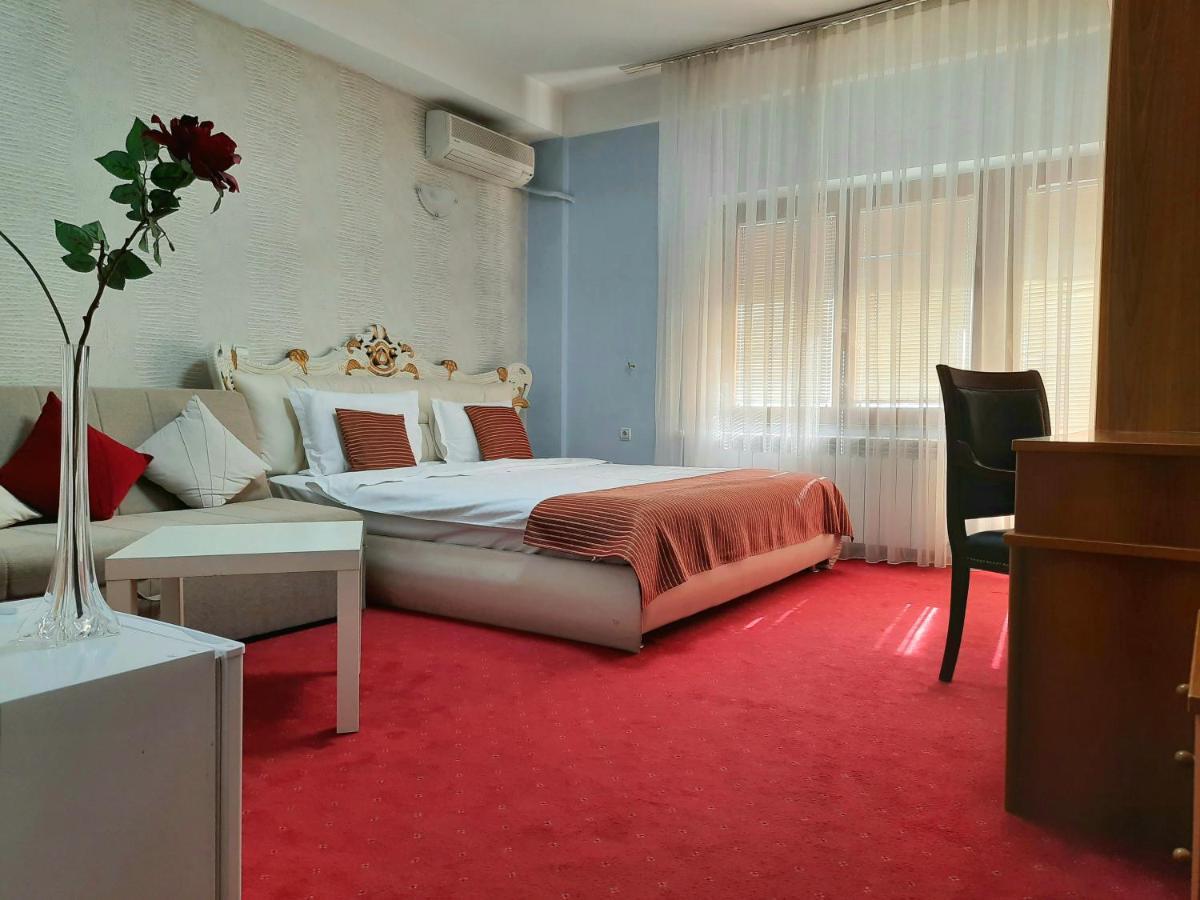 Hotel Aristocrat & Fish Restaurant Скопие Екстериор снимка