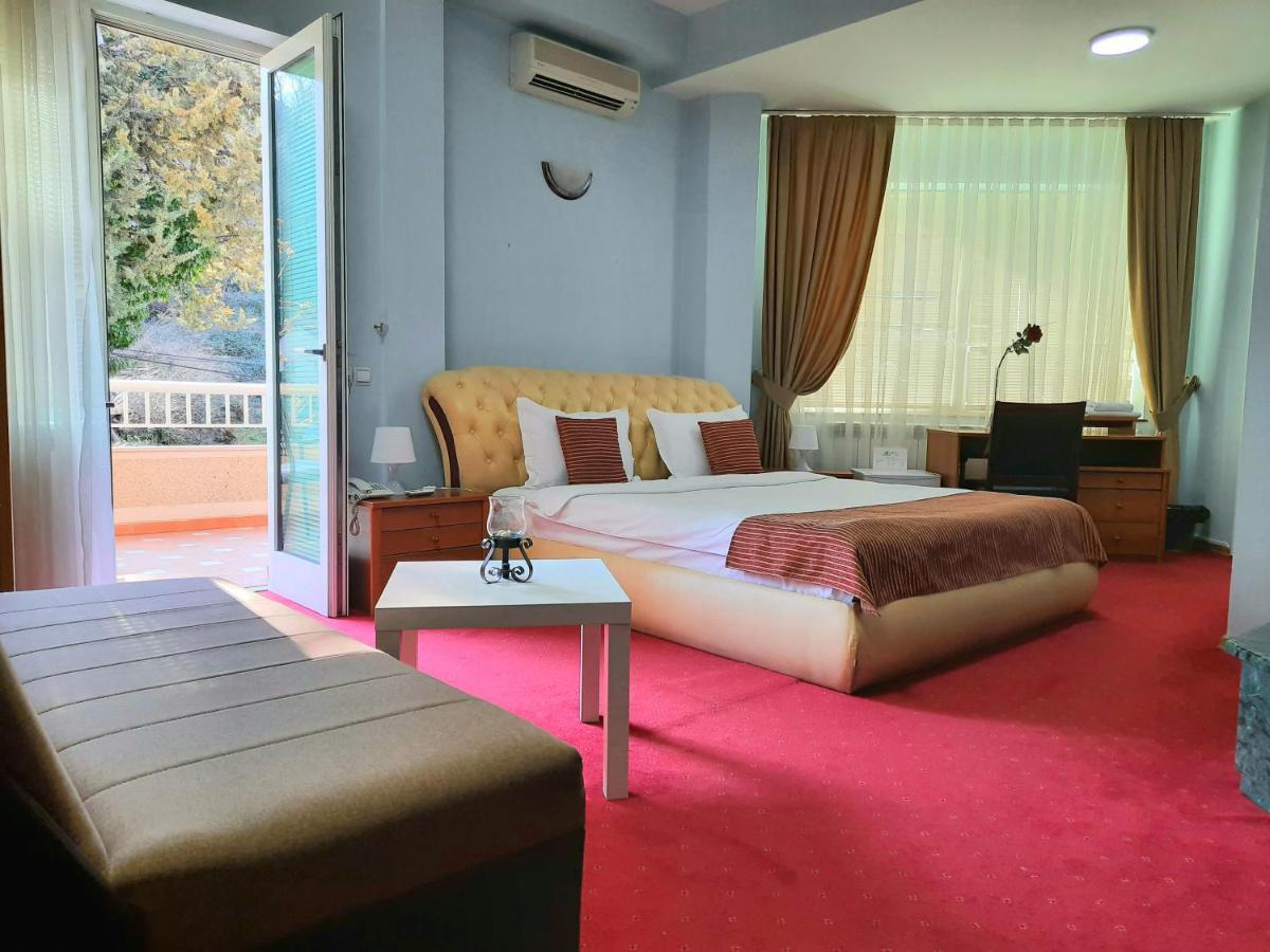 Hotel Aristocrat & Fish Restaurant Скопие Екстериор снимка