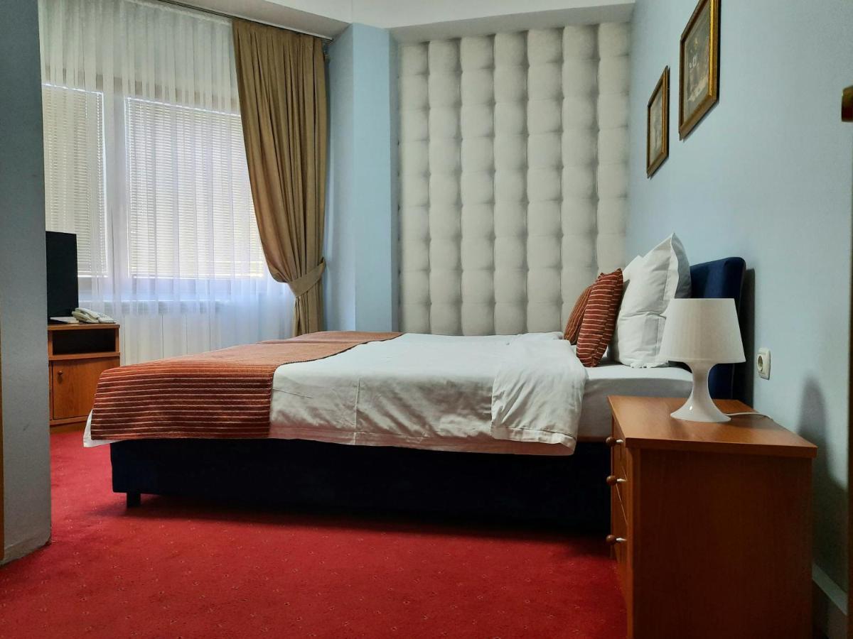 Hotel Aristocrat & Fish Restaurant Скопие Екстериор снимка